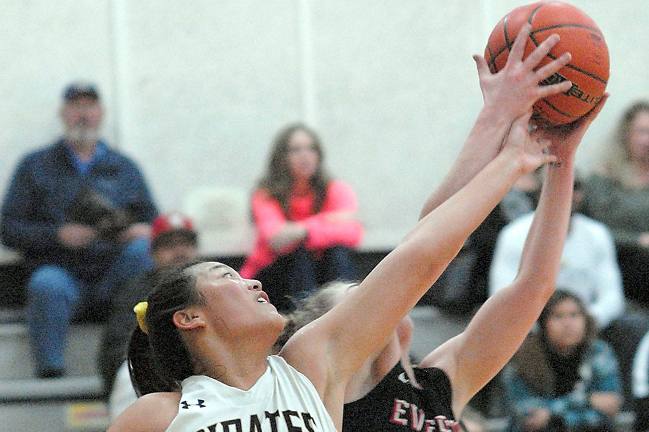 COLLEGE BASKETBALL: Luke has the cool hand for Peninsula women