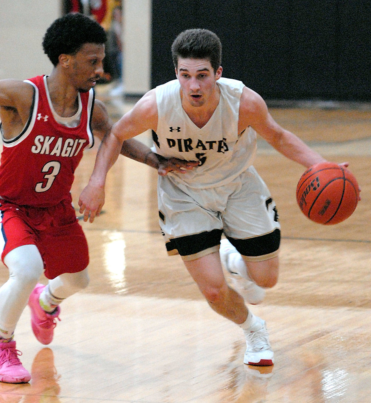 Peninsula’s Nate Despain, right, drives down court as Skagit Valley’s AJ Chappell defends on Wednesday at Peninsula College. (Keith Thorpe/Peninsula Daily News)
