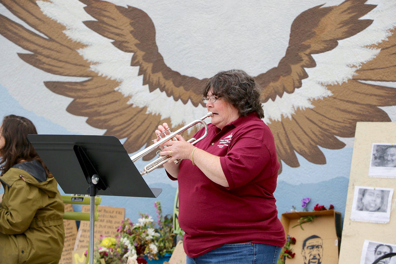 (Ken Park/Peninsula Daily News)