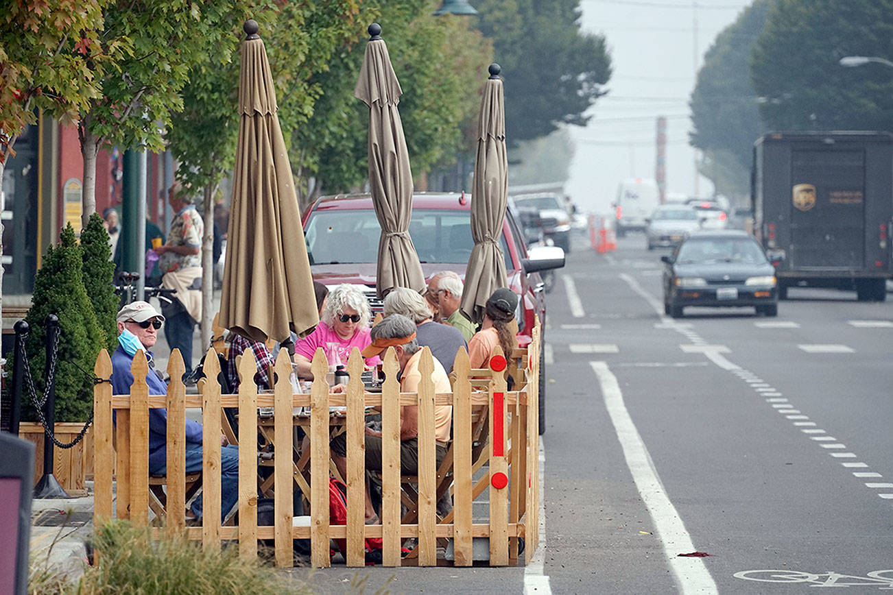 Patrons of The Old Whiskey Mill dine outside in a streatery Sept. 15 in downtown Port Townsend despite the presence of smoke from wildfires in Oregon and California. Nicholas Johnson/Peninsula Daily News