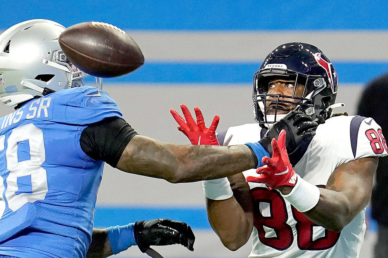 Houston Texans tight end Jordan Akins (88), defended by Detroit Lions outside linebacker Jamie Collins (58), is unable to make the catch during the first half of an NFL football game Thursday, Nov. 26, 2020, in Detroit. (Paul Sancya/The Associated Press)