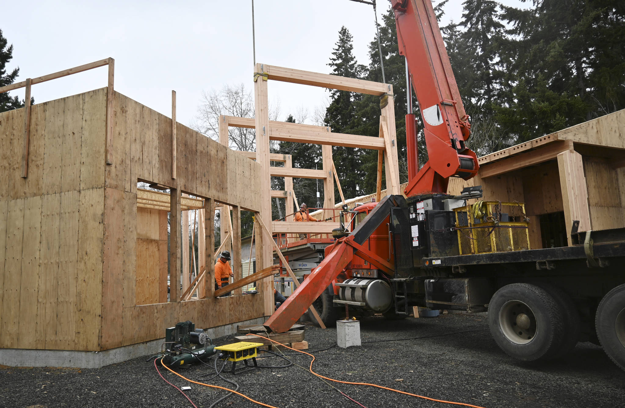 <strong>Michael Dashiell</strong>/Olympic Peninsula News Group
Crew workers with T&D Contracting set in place massive trusses as part of the expansion of the Dungeness River Audubon Center. Construction site superintendent Pete Nesse said the project is still on target for a fall opening date. “Just a matter of putting the pieces of the puzzle together,” he said.