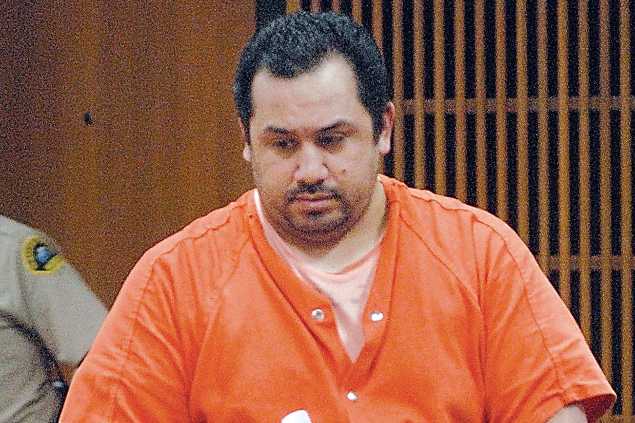 Marshall Jay Lewis enters Clallam County Superior Court in 2016 on charges related to the New Year's Day arson fire of the Beaver-area home of a woman who cut off a dating relationship with him. (Keith Thorpe/Peninsula Daily News)