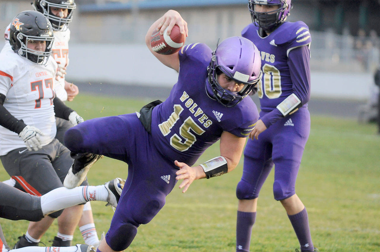 Sequim’s Taig Wiker dives for yardage during the Wolves’ 38-22 win over Central Kitsap.
Michael Dashiell/Olympic Peninsula News Group