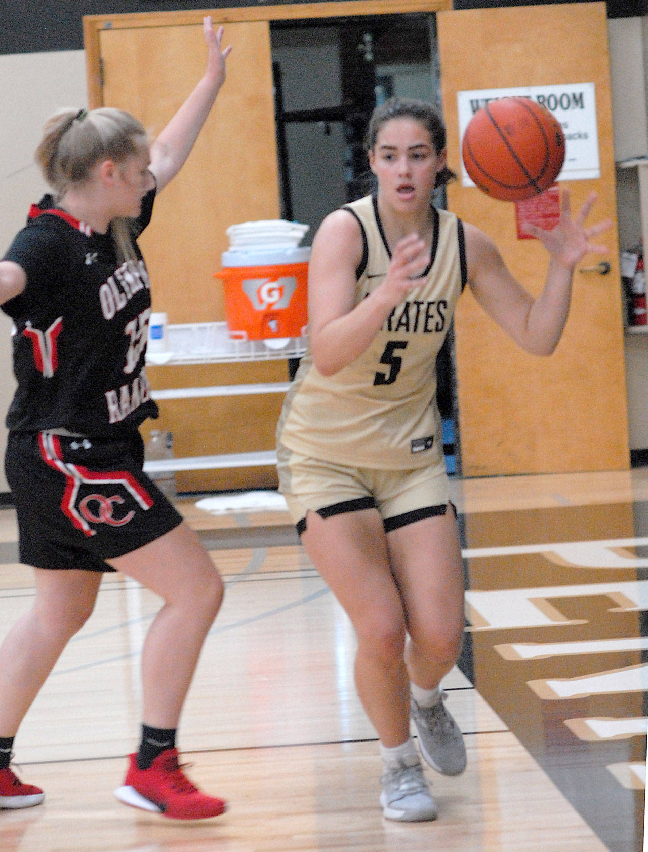 Peninsula’s Hope Glasser, a graduate of Sequim High School, right, tries to slip around the defense of Olympic’s Jasmani Apker-Montoya, a Port Townsend High School graduate, during Saturday’s game in Port Angeles. (Keith Thorpe/Peninsula Daily News)
Peninsula’s Hope Glasser, a graduate of Sequim High School, right, tries to slip around the defense of Olympic’s Jasmani Apker-Montoya, a Port Townsend High School graduate, during Saturday’s game in Port Angeles. (Keith Thorpe/Peninsula Daily News)