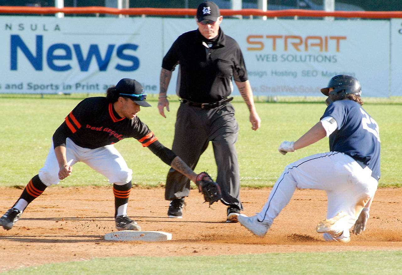 Keith Thorpe/Peninsula Daily News Lefties second baseman Kai Saterstrom, left, waits with the ball as Highline’s Garet Smith tries to extend a single into a double, only to be caught with an out on the way to second base during the first inning on Thursday at Port Angeles Civic Field.