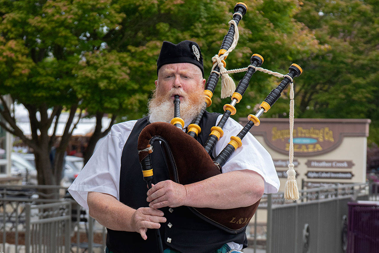 Erik Evans, the “Parking Lot Piper,” entertains people in downtown Sequim. (Emily Matthiessen/Olympic Peninsula News Group)