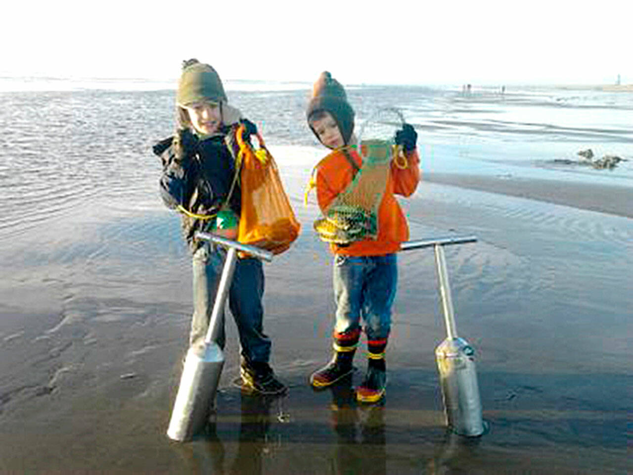 Kids dig for razor clams at Long Beach. (Photo courtesy Tammy Foes/WDFW)