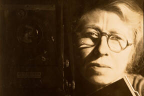 Self-Portrait with Korona View, 1933, Imogen Cunningham, gelatin silver print. (Copyright the Imogen Cunningham Trust)