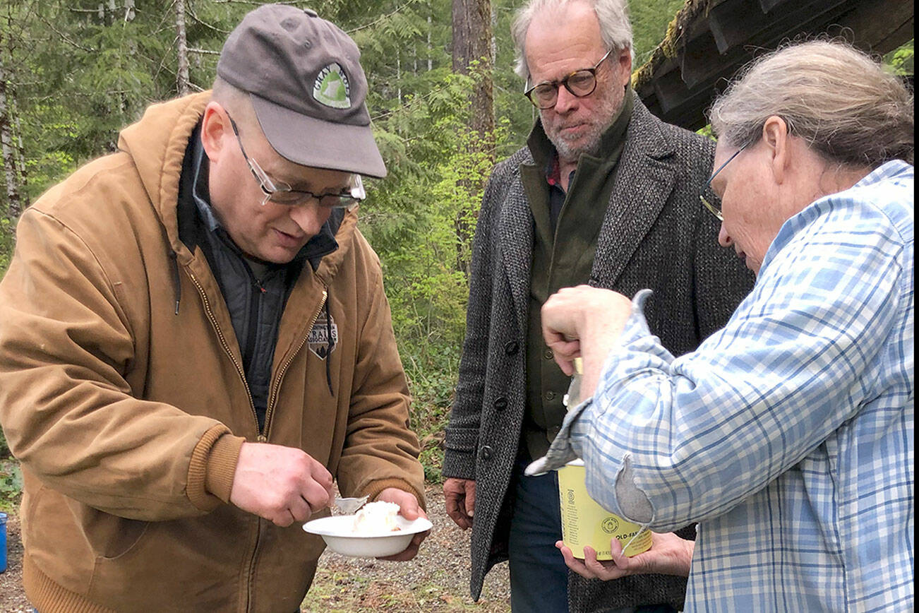 Photo by Kris Lenke
BCH Buckhorn Range member and Dutch Oven “Queen” Kim Merrick serves
dessert to Martin Knowles (WTA) and fellow chapter member Larry Sammons
during a LaBar/Skok trail clearing work party.