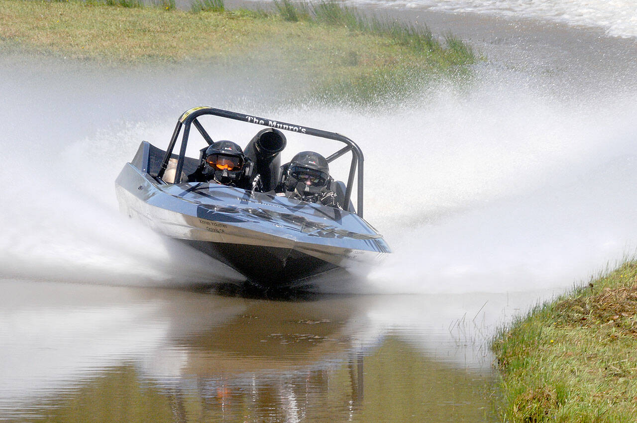 The Kiwi Racing team of Chris and Katie Munro maneauvers through the Extreme Sports Park course during a qualifying round on Saturday. (Keith Thorpe/Peninsula Daily News)