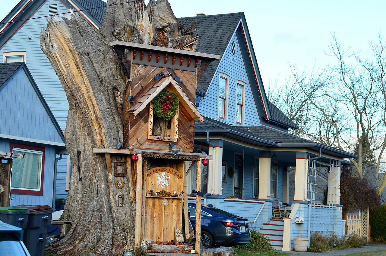 Kevin Mason’s Raccoon Lodge shows a decorated face to Clay Street in Uptown Port Townsend. (Diane Urbani de la Paz/for Peninsula Daily News)