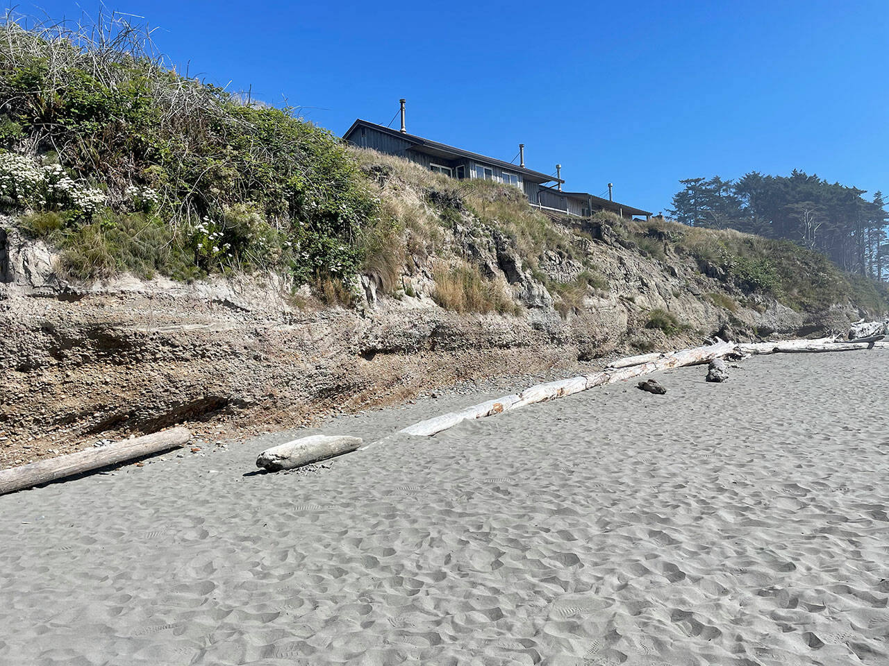Cabins are visible at the edge of the bluff at Kalaloch Lodge. (Paula Hunt/Peninsula Daily News)