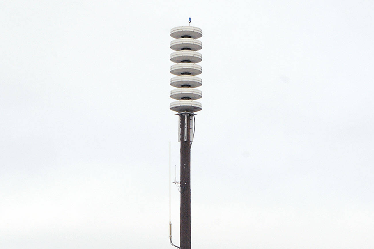 A tsunami alert siren in the public parking lot at First and Lincoln streets in downtown Port Angeles sounded during Thursday’s Great ShakeOut earthquake drill. (Keith Thorpe/Peninsula Daily News)