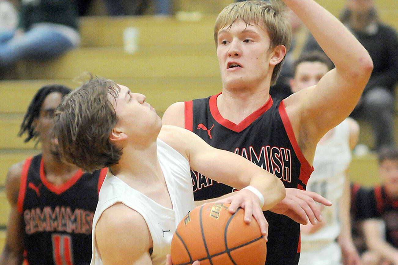 KEITH THORPE/PENINSULA DAILY NEWS
Port Angeles' Parker Nickerson, front, looks for the net as Sammamish's Barry Morrissette puts up a defense during Wednesday evening's game at Port Angeles High School.