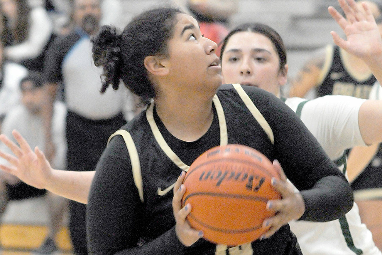 KEITH THORPE/PENINSULA DAILY NEWS
Peninsula's Jelissa Julmist, a graduate of Sequim High School, looks for the net defended by Chemeketa's Annie Bafford on Saturday in Port Angeles.