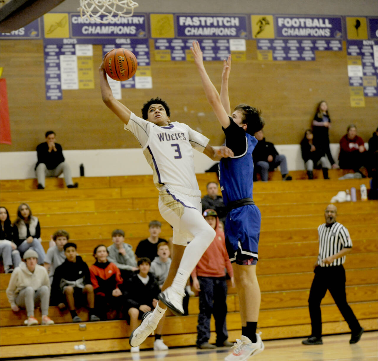 Sequim’s Solomon Sheppard drives to the rim against North Mason on Tuesday. (Michael Dashiell/Olympic Peninsula News Group)
