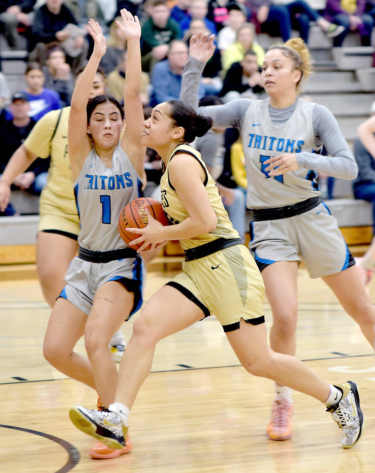 Peninsula’s Shania Moananu, from, presses to the key defended by Edmond’s Maggie Salas, left, and Jada Walters on Saturday at Peninsula College. (Keith Thorpe/Peninsula Daily News)