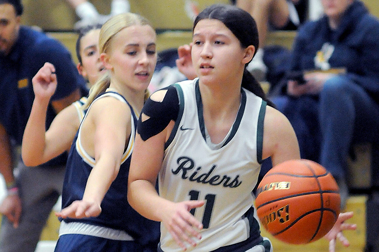 KEITH THORPE/PENINSULA DAILY NEWS
Port Angeles Lindsay Smith, right, edges past Bainbridge'a Carlyn Moore on Tuesday in Port Angeles.