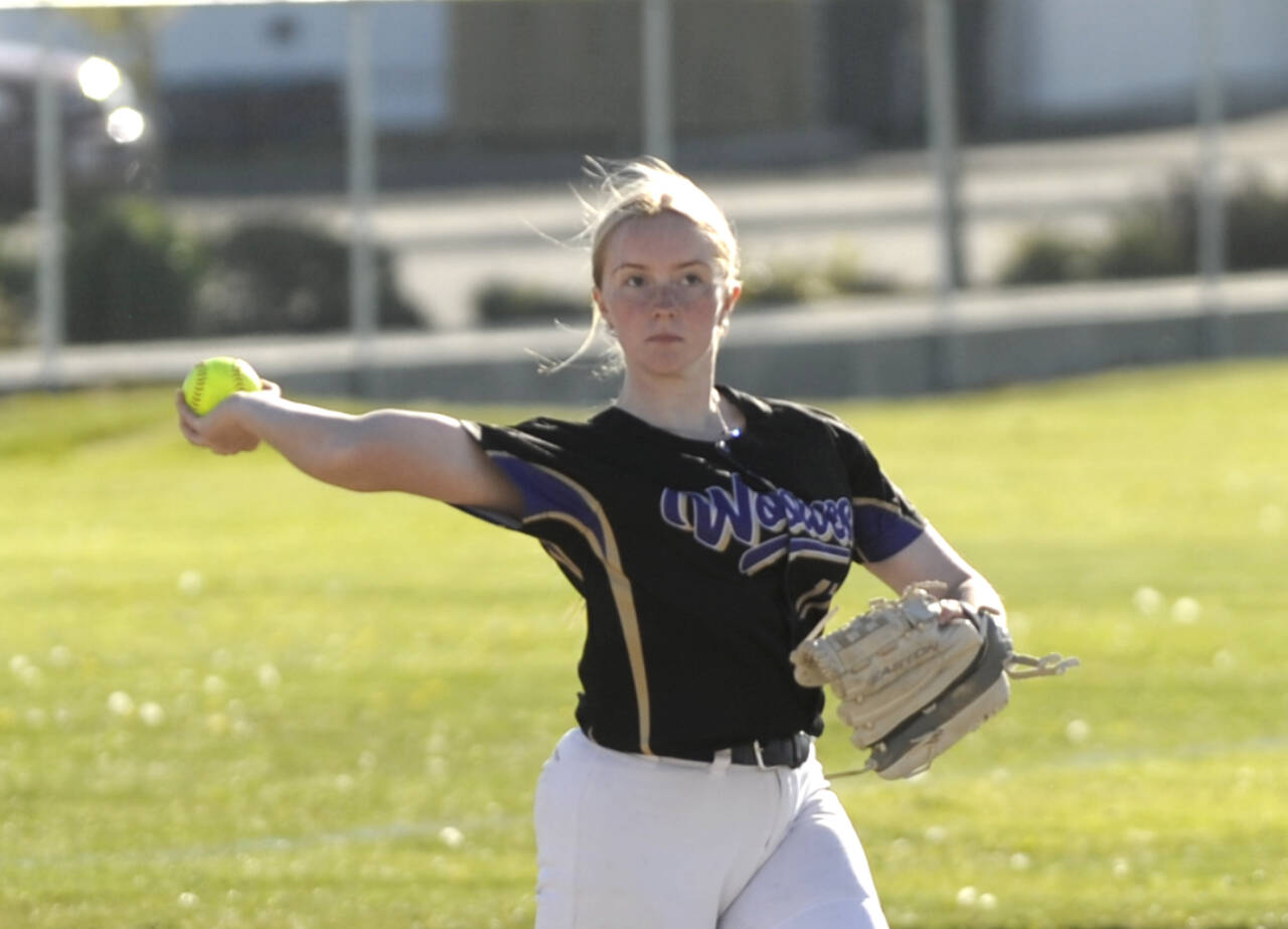 Sequim's Mia Kirner makes a play Tuesday in Sequim against North Mason. (Michael Dashiell/Olympic Peninsula News Group)