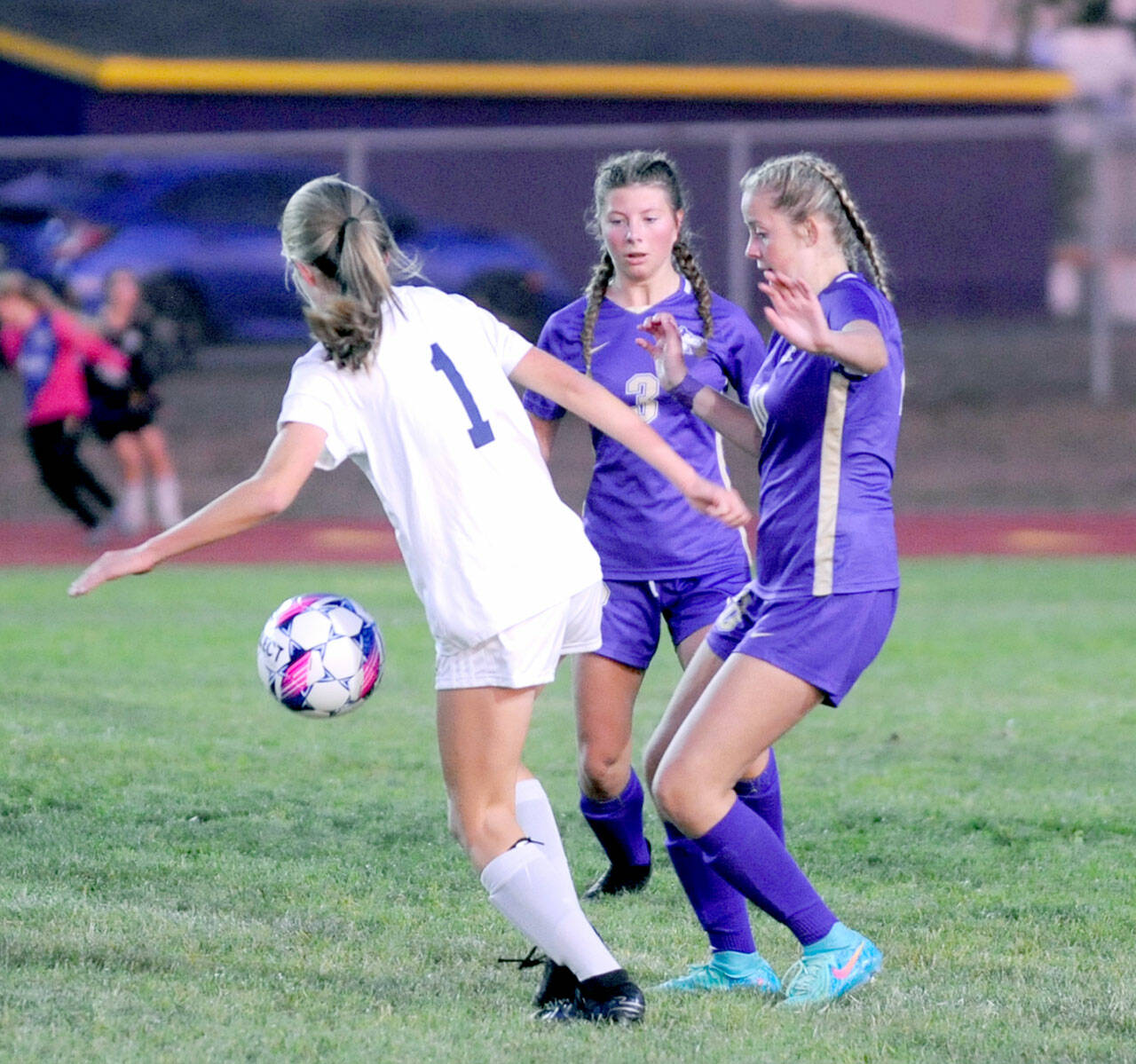 Michael Dashiell/Olympic Peninsula News Group
Sequim’s Aliyah Siemion (3) and Kaiya Robinson guard Bainbridge’s Vega Hendrickson in the first half of the Wolves’ 2-0 loss to the Spartans on Sept. 19.