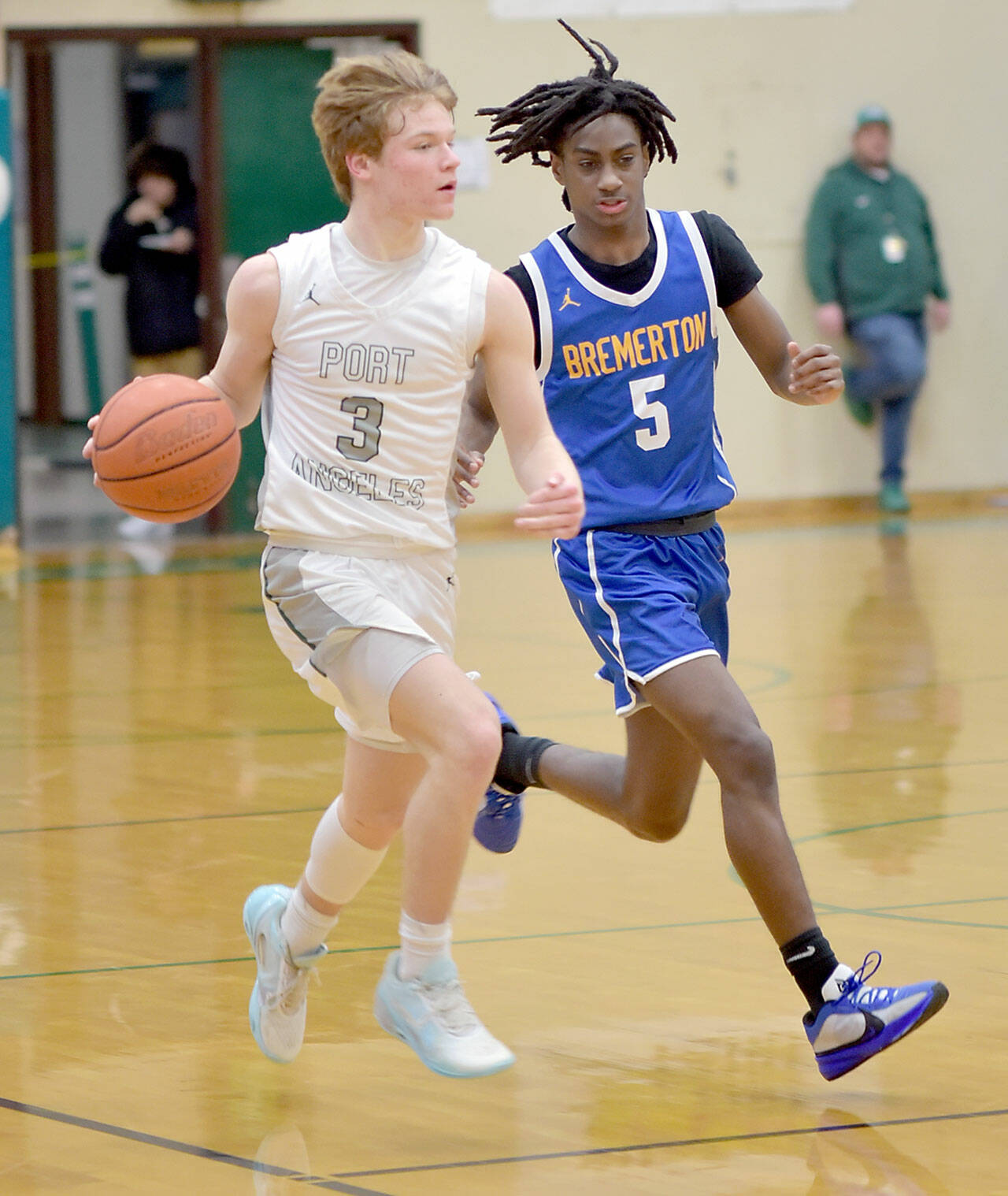 KEITH THORPE/PENINSULA DAILY NEWS Port Angeles’ Gus Halberg, left, is pursued by Bremerton’s Enoch Taylor on Thursday at Port Angeles High School.