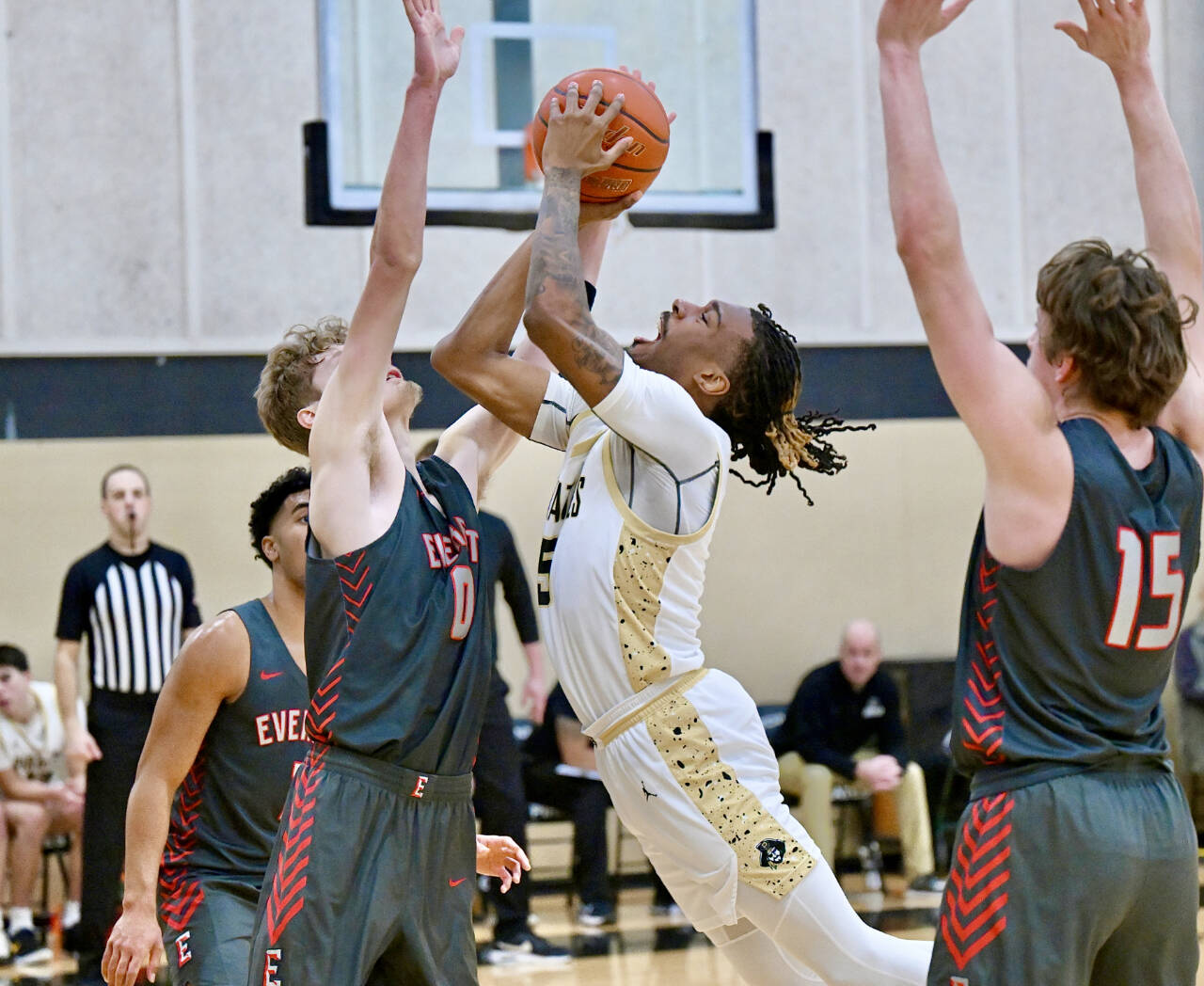 Peninsula College’s Cinco McNeal goes up for a basket against Everett on Saturday. In a game with 21 lead changes, the Pirates hung on to win 73-68. (Jay Cline/Peninsula College)