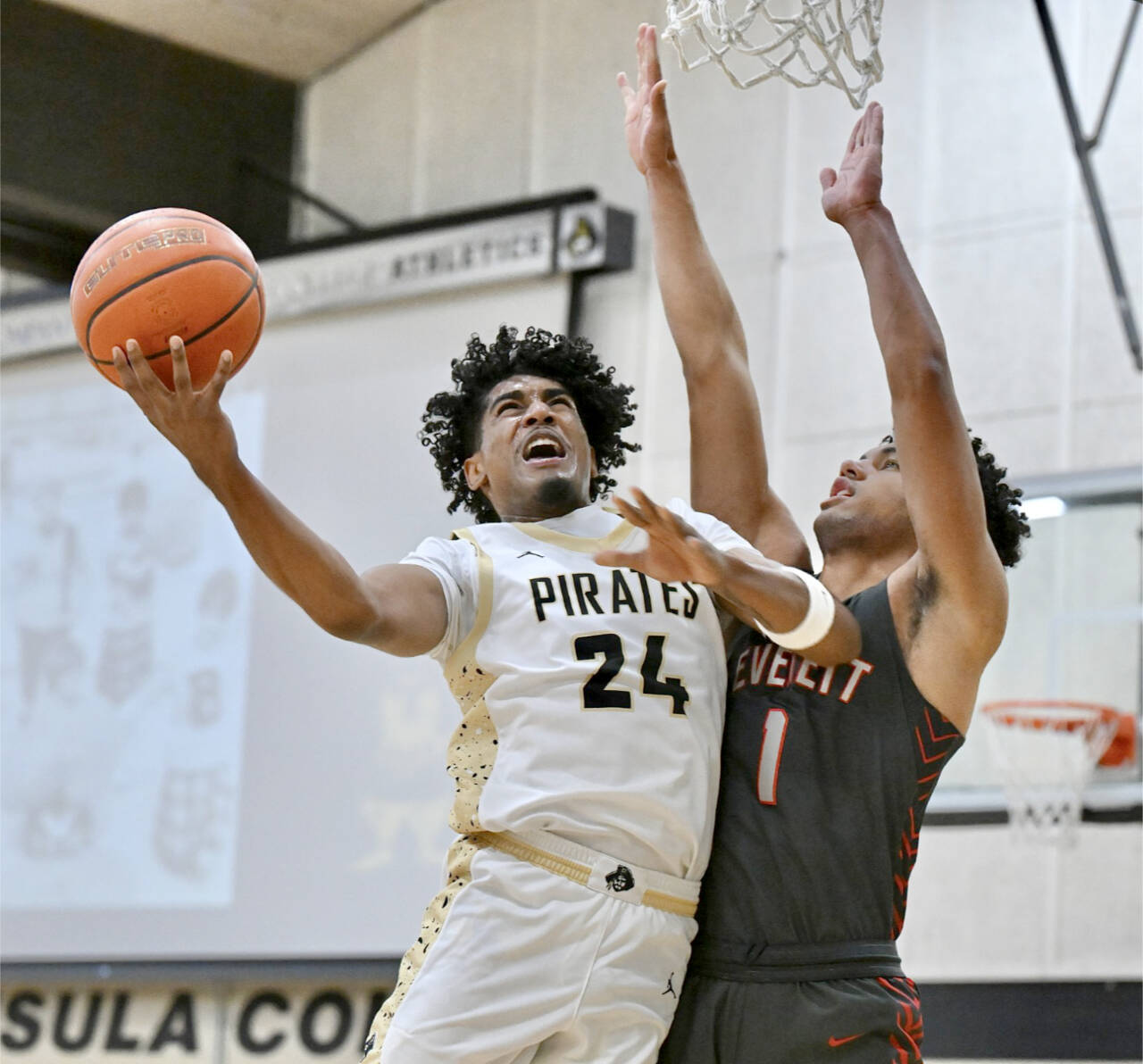 Peninsula College’s Jaiden Blackmon goes up for a layup against Everett College in Port Angeles on Jan. 25. Blackmon’s the team’s leading scorer at 15.5 points a game, is looking to help lead the Pirates into the playoffs with a win tonight over Shoreline. (Jay Cline/Peninsula College)