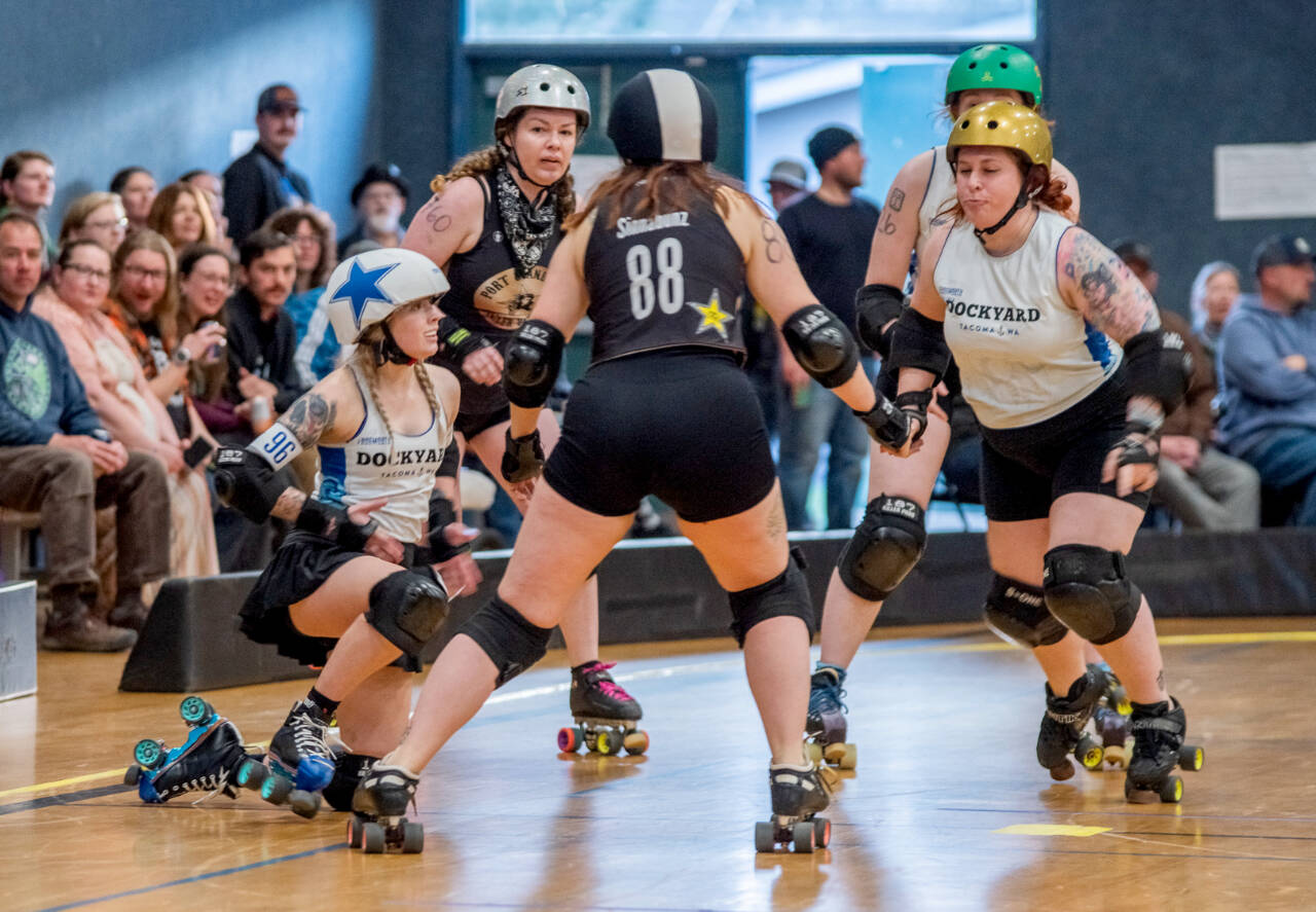 The Port Scandalous Scandals, in black, battled Tacoma Dockyard this weekend in Sequim with the visitors narrowly winning 158-132. (Emily Mathiessen/Olympic Peninsula News Group)