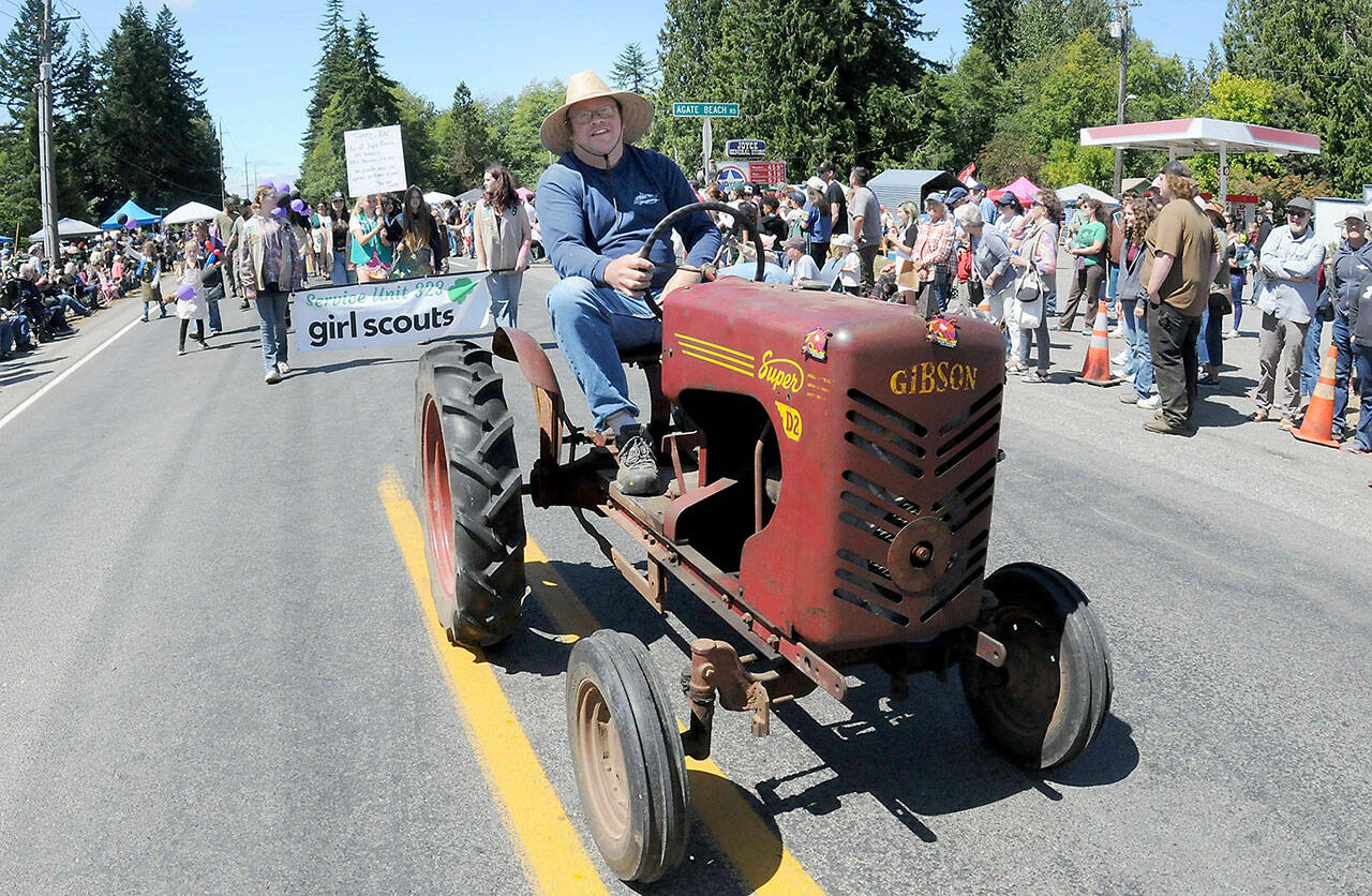 Darren Peacock drives a 1949 Gibson Super D2 tractor down state Highway 112 during Saturday’s Joyce Daze Wild Blackberry Festival grand parade. (Keith Thorpe/Peninsula Daily News)