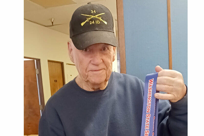 Gerald Rettela of Port Angeles last month won a blue ribbon in racquetball at the Washington state senior games. (Pierre LaBossiere/Peninsula Daily News)