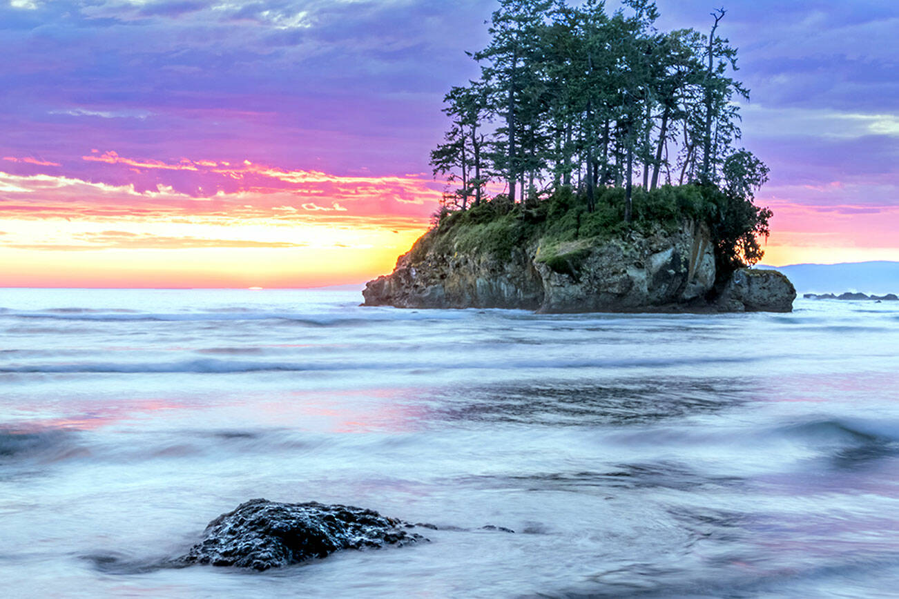 Becky Stinnett’s painting “Salt Creek Sunset” will be part of the Small Works exhibit at Harbor Art Gallery throughout November.