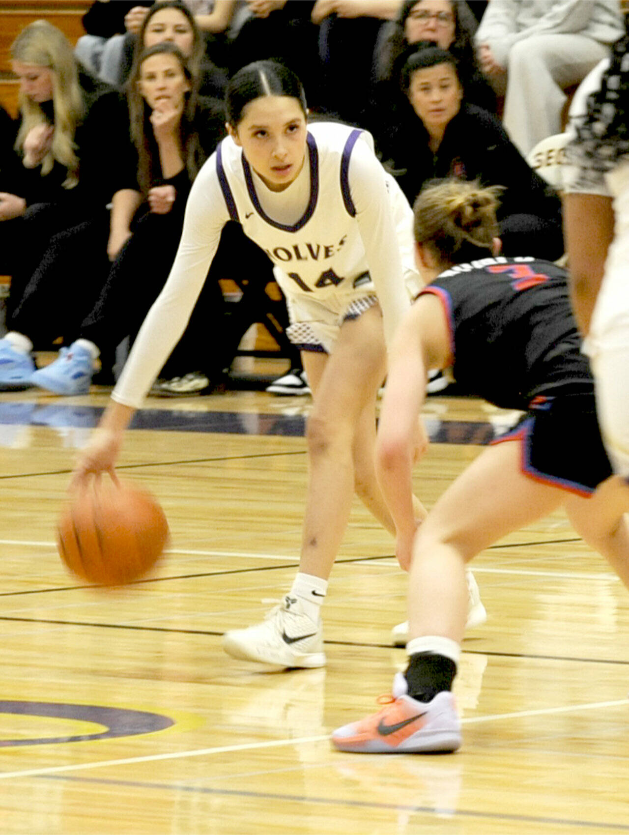 Sequim’s Gracie Chartaw scored 30 points in a season-opening win over East Jefferson on Tuesday. Here, she is guarded by East Jefferson’s Kaydence Plotner. (Matthew Nash/Olympic Peninsula News Group)